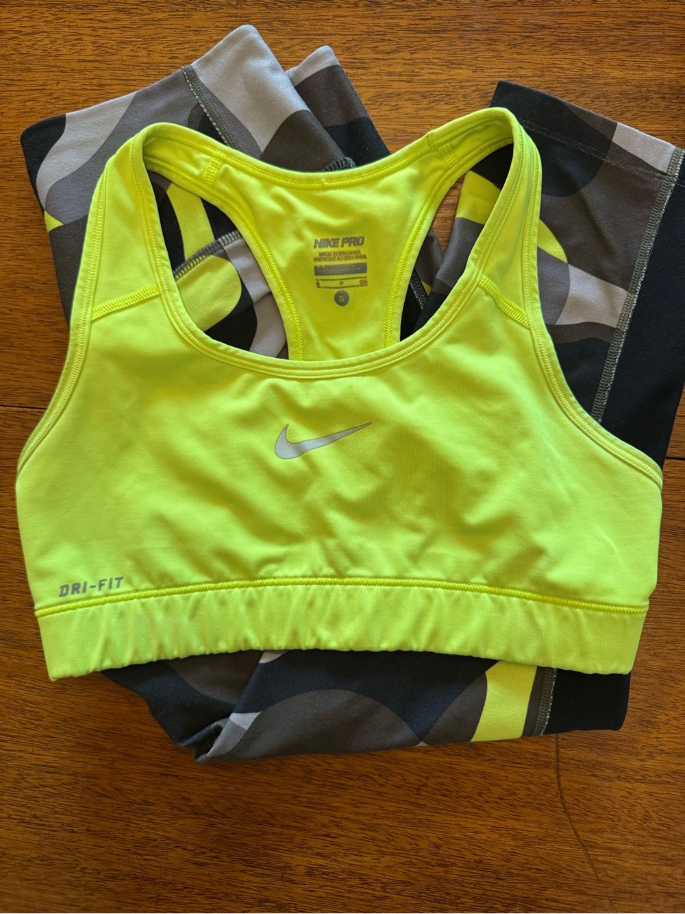 Nike Pro Dri-Fit Women’s Small Matching Set Volt Sports Bra Camo Capri Leggings